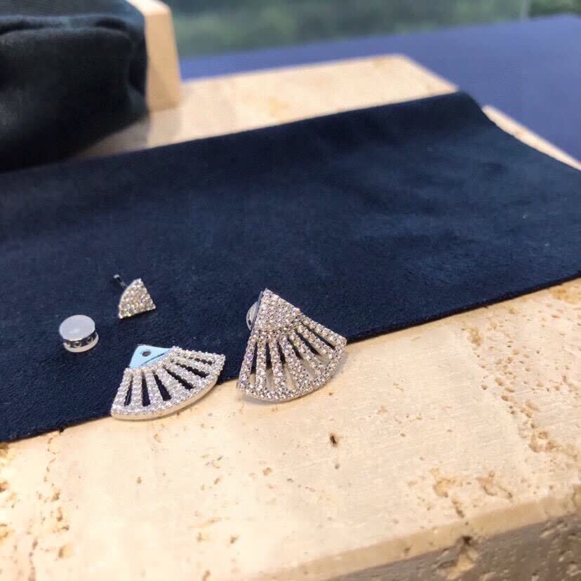 APM Monaco Elegant Fan-Shaped Diamond Stud Earrings
